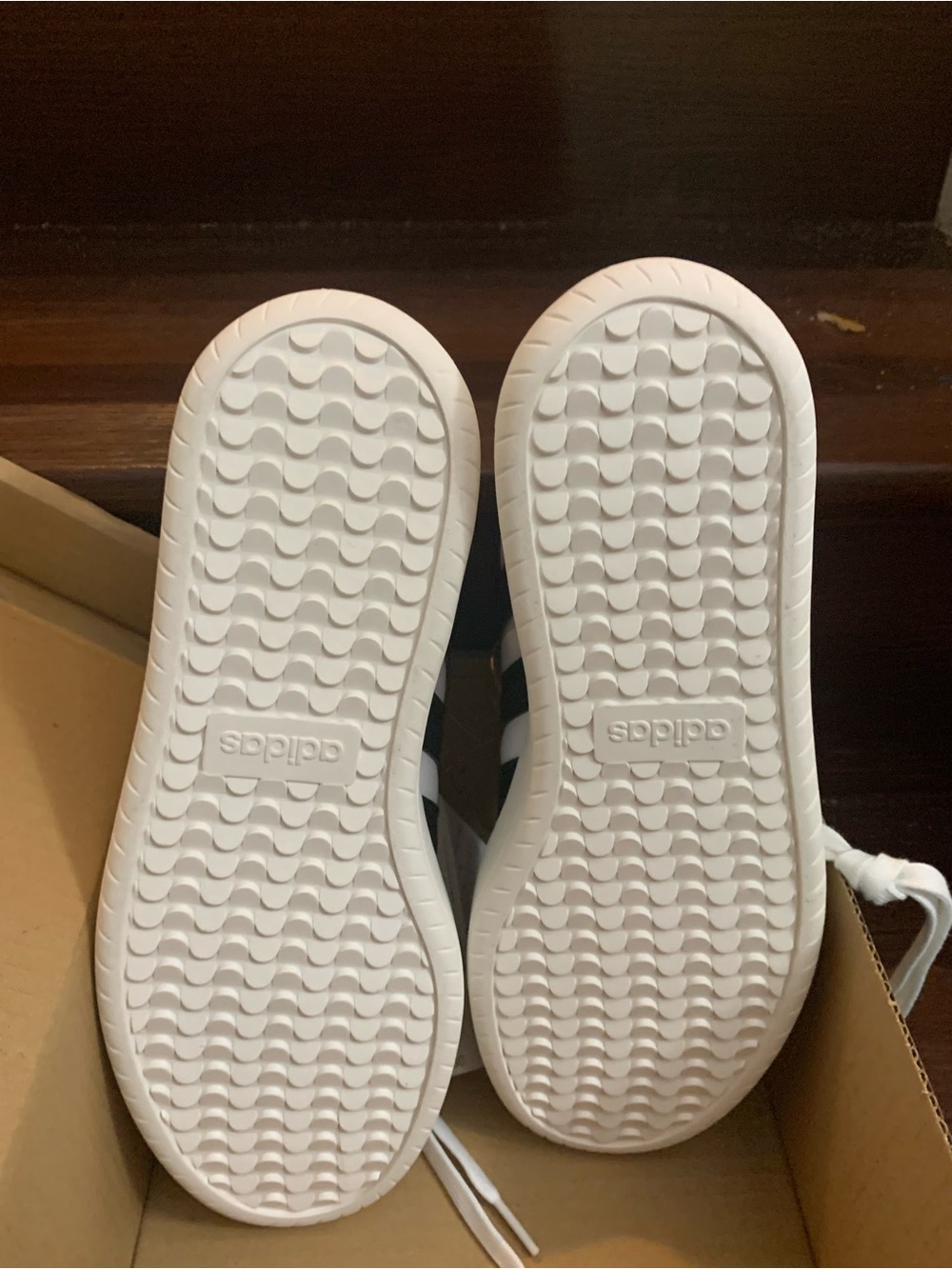 New woman’s Adidas White Black Retro Runner Sneakers with Suede Accents. Size 10 - Picture 10 of 10